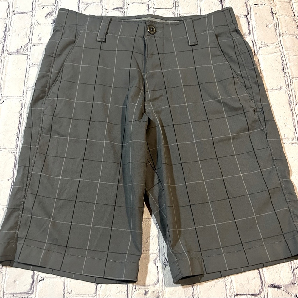 UNDER ARMOUR men’s size 30 grey plaid golf/ casual shorts